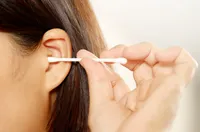 綿棒で耳掃除は危険？正しい耳垢除去と耳の健康管理法