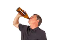 飲酒による肌荒れの原因と対策｜ニキビ・赤ら顔予防と薬剤併用時の注意点