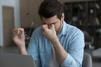 ブルーライトカット完全ガイド｜目の疲れ・視力低下を防ぐ生活習慣と対策
