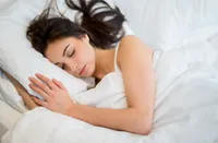 「夜中に何度も目が覚める…」睡眠不足の原因と今すぐできる改善方法まとめ