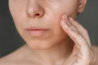 テカリを抑えて潤いチャージ!夏のオイリー肌対策まとめ