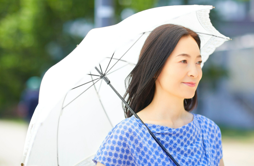 日傘の効果と重要性｜紫外線・熱中症予防のための正しい活用法