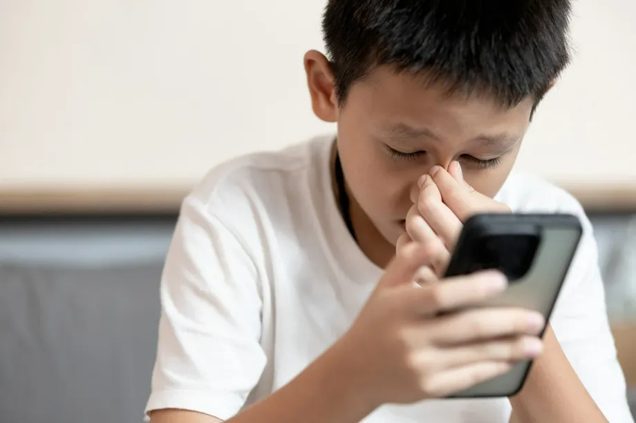 デジタル眼精疲労を防ぐ｜スマホで目が悪くなる原因と対策法