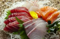 夏に刺身は危険？夏の海鮮食中毒の症状と安全な食べ方ガイド